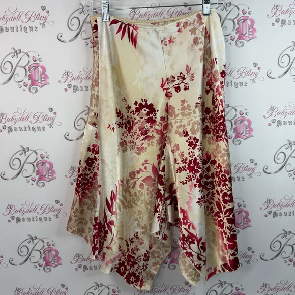 Le chateau skirt fairy hem Floral Satin Asymmetrical Skirt - Cream and Red - Picture 2 of 10
